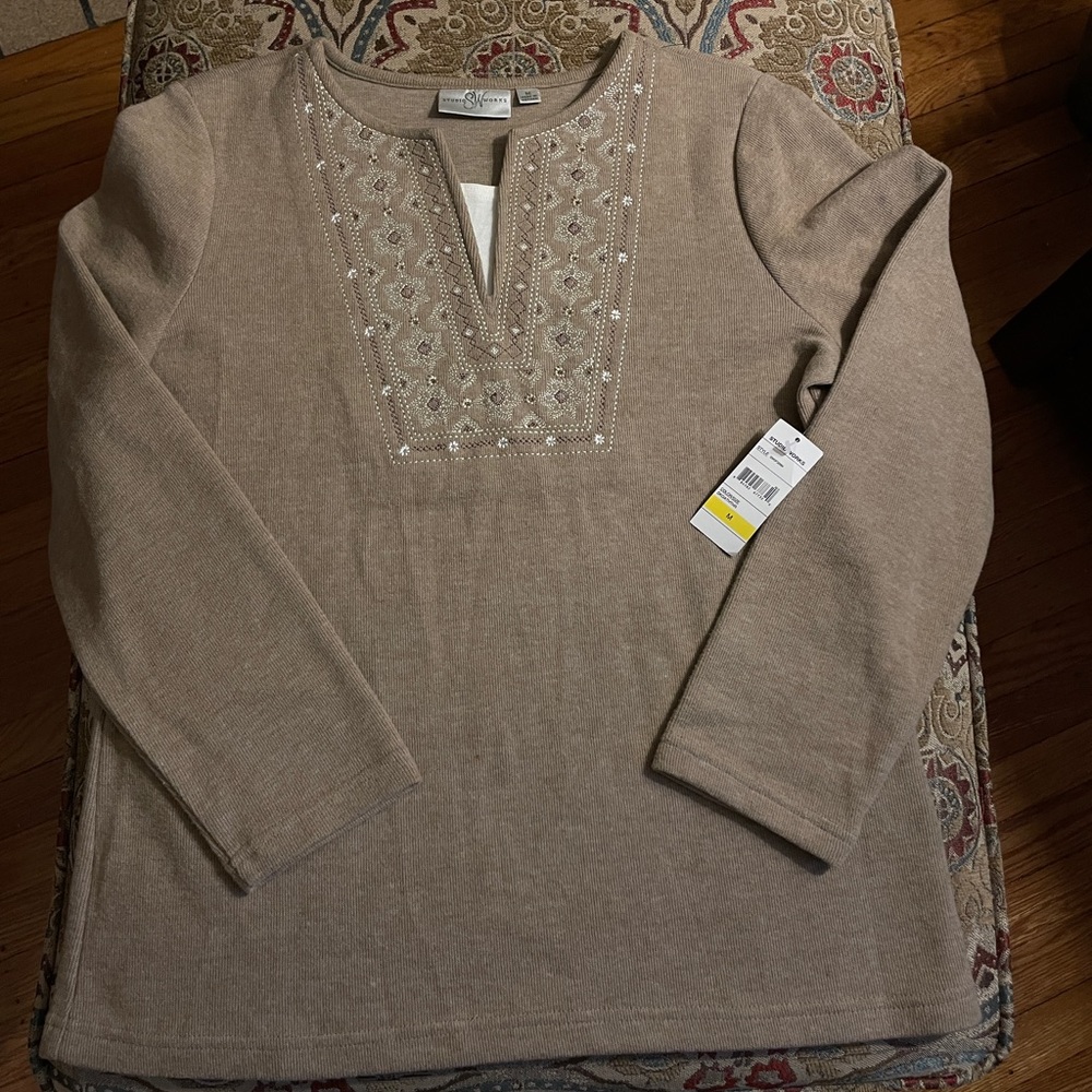 Nice soft cotton poly blend with stretch, embroidery design on front, NWT